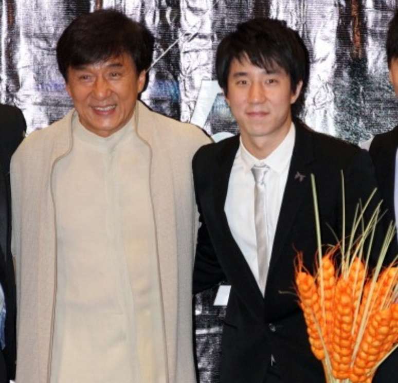 Jackie Chan ao lado do filho Jaycee Chan acusado de crimes com drogas