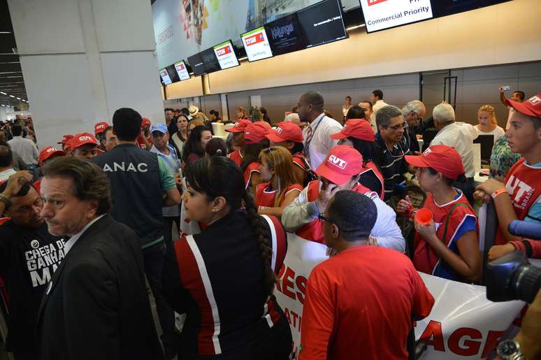 <p>Desde às 8h da manhã, o saguão do aeroporto de Brasília ficou tumultuado devido a manifestação</p>