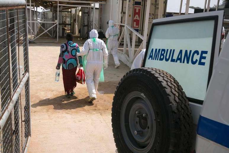 <p>Agente da saúde acompanha nova paciente com Ebola em Freetown, Serra Leoa, em 22 de dezembro</p>