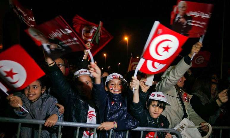 Seguidores do partido Nidaa Tounes comemoram vitória do candidato Beji Caid Essebsi na primeira eleição presidencial livre, em Túnis, na Tunísia, nesta segunda-feira. 22/12/2014