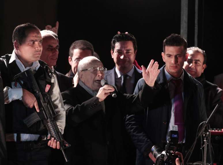 Beji Caid Essebsi discursa em frente à sede do partido Nidaa Tounes em Tunes, em 21 de dezembro