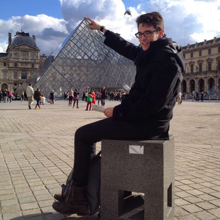 <p><strong>Museu do Louvre</strong>: Ainda na França, um dos maiores museus do mundo também é protagonista de uma das fotos mais clássicas de viagens: colocar o dedo no topo da pirâmide em sua entrada. Um dia de visita é muito pouco para observar toda a riqueza das mais de 35 mil obras exibidas no museu, entre esculturas, pinturas e artefatos. O museu é um antro de possíveis fotos, desde a famosa Monalisa, a Vênus de Milo, a Vitória de Samotrácia e até uma área tátil, com réplicas de resina das esculturas originais onde você pode tocar nos exemplares. Mais opções de fotos criativas com artigos clássicos de arte do mundo antigo.</p>