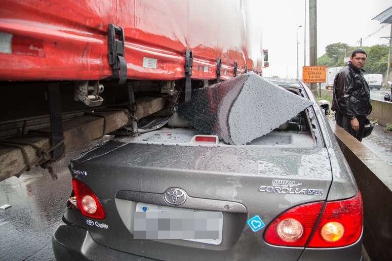 Carreta arrastou carro em direção ao muro que divide as pistas da Marginal