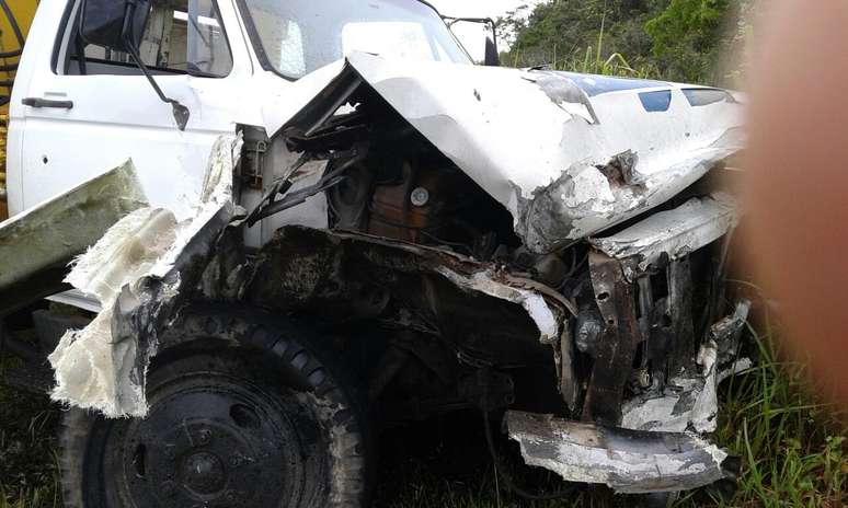 Acidente entre carro e caminhão deixou duas pessoas mortas em rodovia no interior de SP