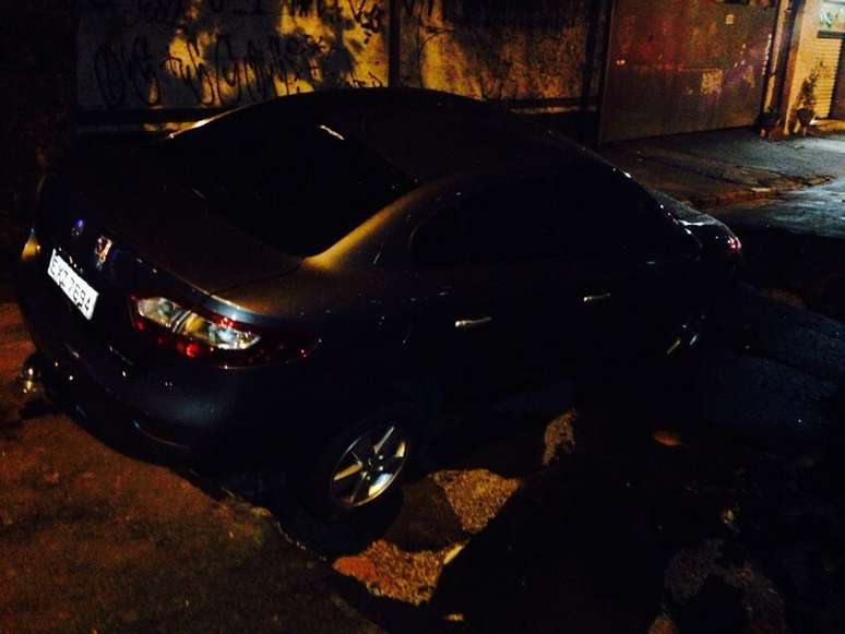 Carro estava estacionado na rua Dona Veridiana quando o asfalto cedeu e "engoliu" parte do veículo