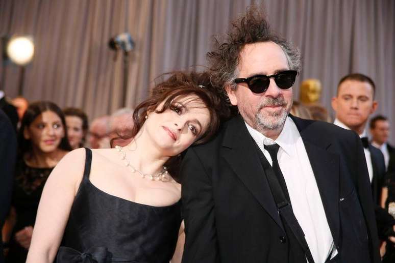 <p>Atriz britânica Helena Bonham Carter com o diretor Tim Burton, em fevereiro de 2013</p>