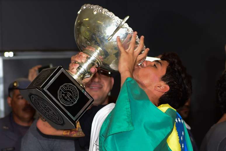 <p>Gabriel Medina com o título de 2014; defesa do título começa na Austrália</p>