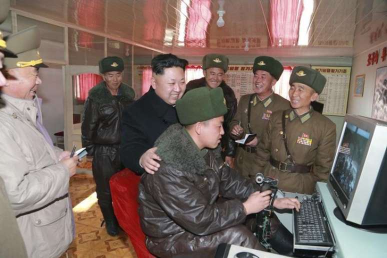 Líder da Coreia do Norte, Kim Jong Un, visita unidade militar, em foto de arquivo divulgada pela agência oficial de notícias norte-coreana.