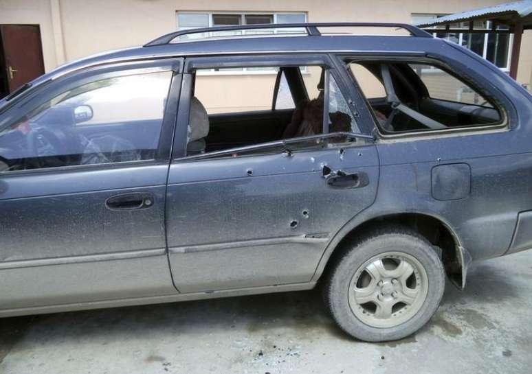 Carro perfurado por balas onde viajava a fotógrafa da Associated Press Anja Niedringhaus, que morreu a tiros no Afeganistão. 04/04/2014