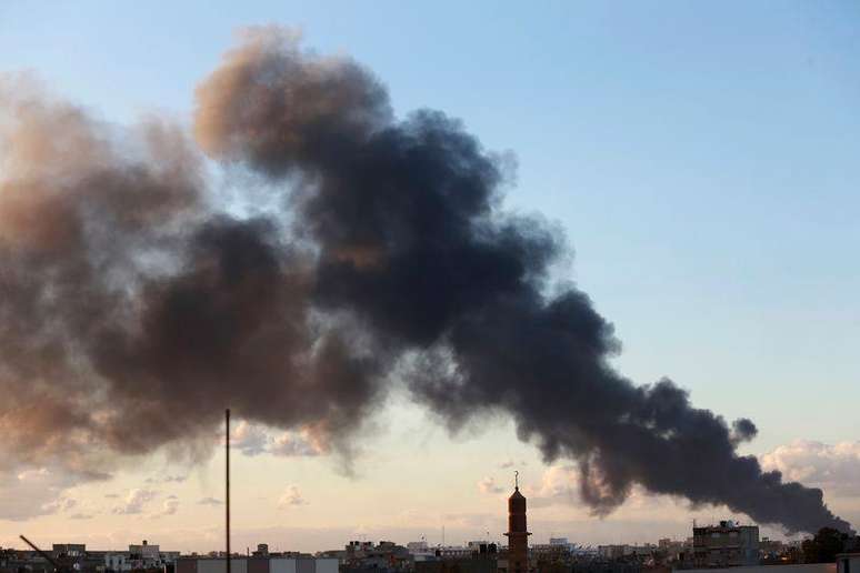 Fumaça é vista em área de conflito em Benghazi, na Líbia. 23/12/2014.