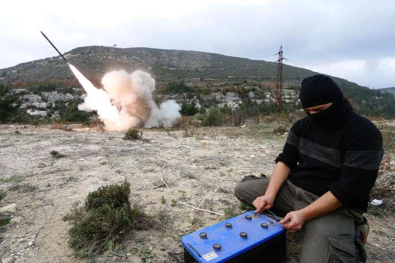 Combatente rebelde sírio dispara míssil de longa distância Grad contra forças do presidente Bashar Al-Assad na cidade de Jableh, na província de Latakia. 04/12/2014