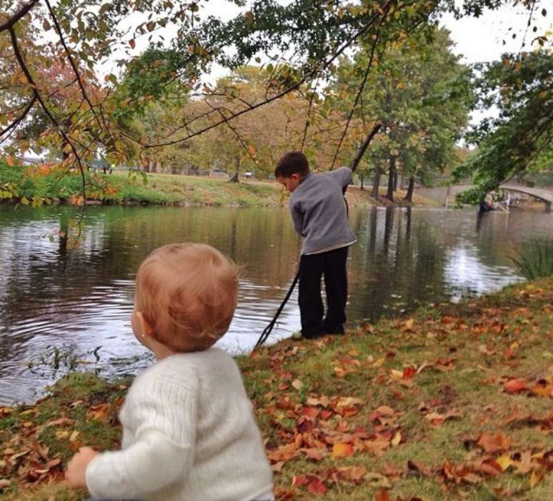 Gisele Bündchen encontra tempo de levar as crianças no Central Park