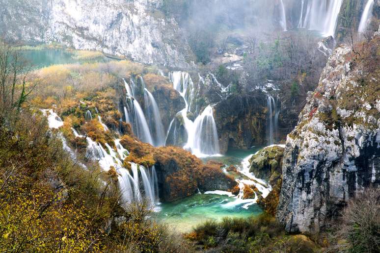 <p><strong>Parque Nacional dos Lagos de Plitvice, Cro&aacute;cia:</strong> No cora&ccedil;&atilde;o dos Balc&atilde;s, na Cro&aacute;cia, um parque de 20 mil hectares de bosques e lagos impressiona pela paisagem natural. Os lagos se dividem entre superiores e interiores, com in&uacute;meras cascatas entre eles, e quase todas as &aacute;reas s&atilde;o acess&iacute;veis algumas ficam fechadas no inverno. O Parque Nacional Plitvice fica a 150 quil&ocirc;metros de Zagreb e &eacute; Patrim&ocirc;nio da Humanidade declarado pela Unesco.</p>