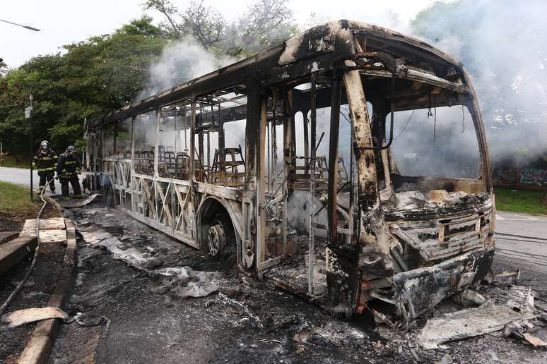 Quando os bombeiros começaram a apagar as chamas, foram atacados com pedras