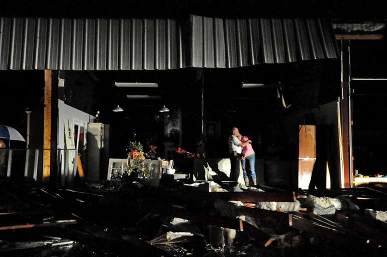 Jeff e Melissa McKenzie nas ruinas de uma loja de flores em Columbia