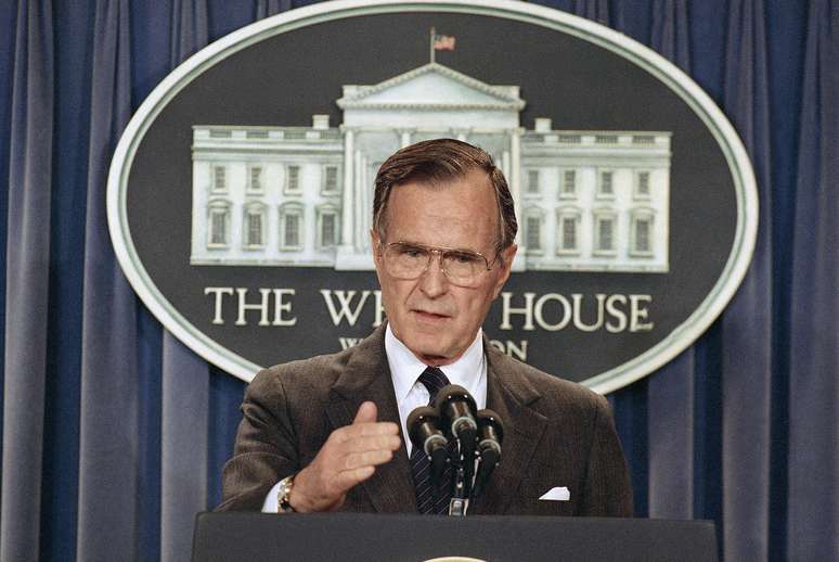 <p>George W.H. Bush em uma conferência na Casa Branca no ano de 1989</p>