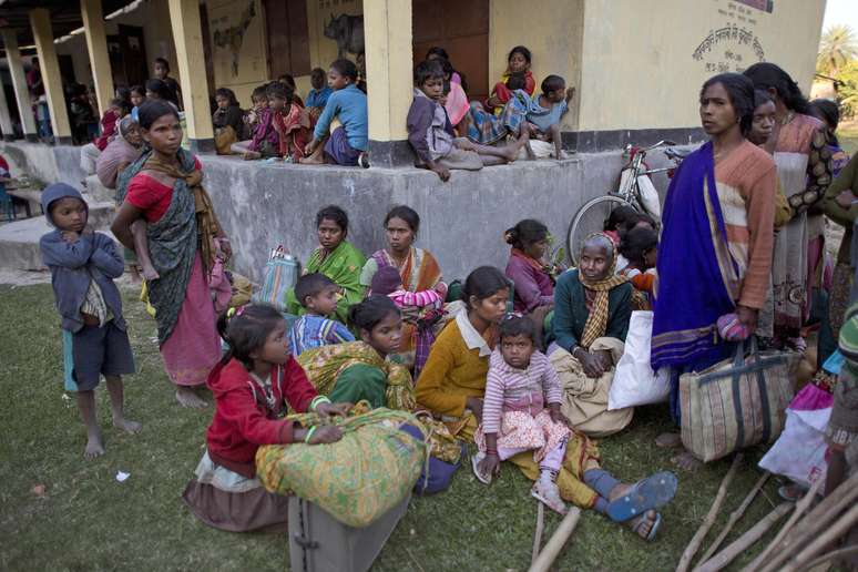 Colonos tribais que fugiram da aldeia Phuluguri após ataque do grupo separatista buscam refúgio em uma escola local, na vila Shamukjuli, no estado de Assam, em 24 de dezembro