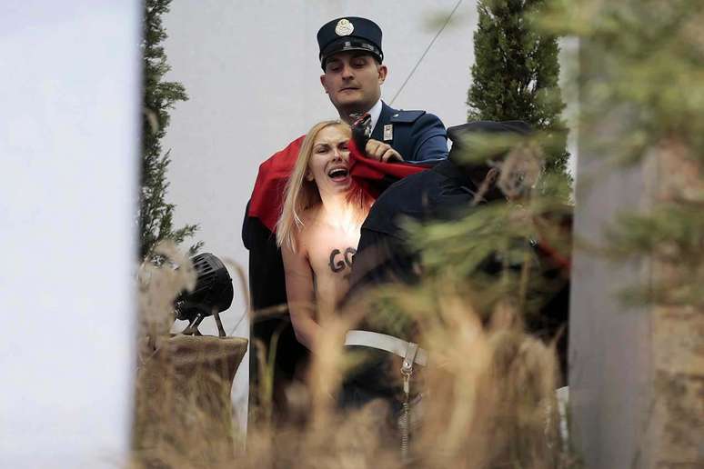 Una activista de Femen, supuestamente de Ucrania, trató de tomar la figura de tamaño natural del niño Jesús del nacimiento, belén, instalado en la Plaza de San Pedro, el Vaticano, pero fue capturada y arrestada por gendarmes y policías de la ciudad, el 25 de diciembre de 2014.
