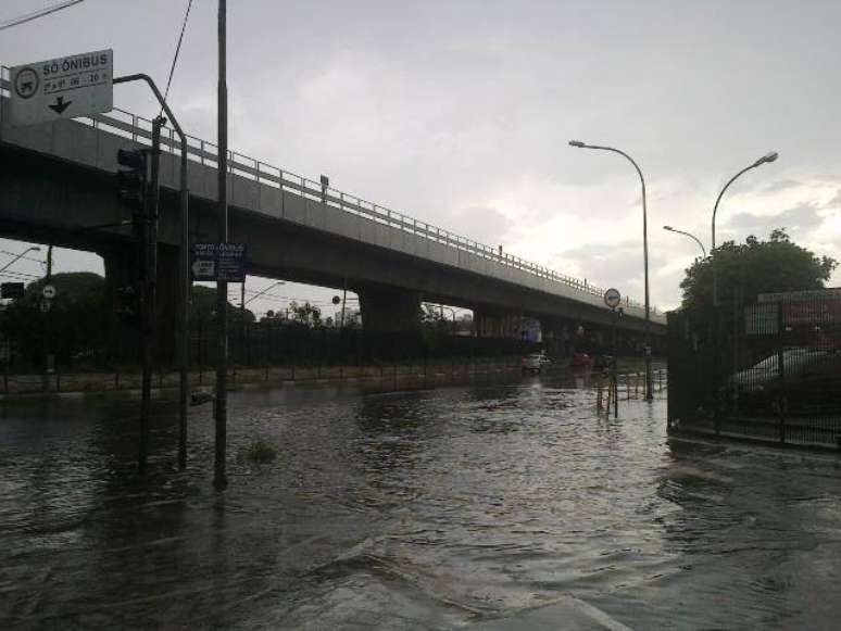 <p>Parte da avenida Cruzeiro do Sul, próximo à saída do Terminal Rodoviário do Tietê, ficou alagada </p>
