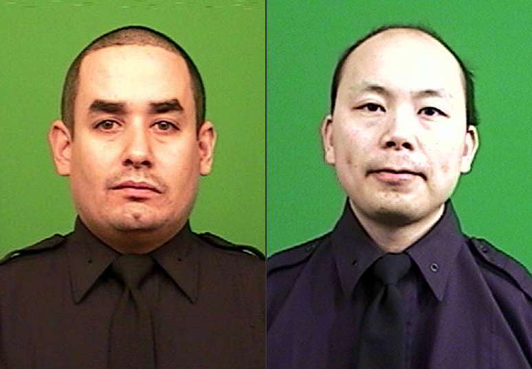 Os policiais Rafael Ramos e Wen Jian Liu, mortos a tiros dentro de seu carro de patrulha, em 20 de dezembro, em Nova York