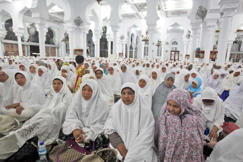 Milhares participam de oração em memória das vítimas do tsunami de 2004 na Grande Mesquita de Banda Aceh, na Indonésia, em 25 de dezembro 