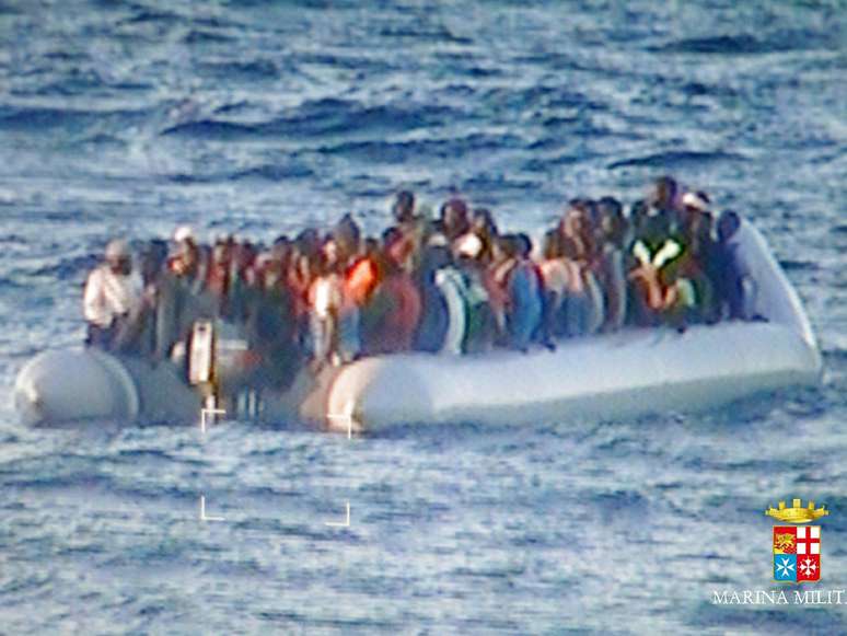 <p>Embarcação acabava de ajudar a resgatar centenas de aspirantes a imigrantes de barcos precários que estavam destinados às costas do sul da Europa.</p>
