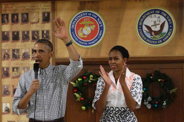 Presidente dos EUA, Barack Obama, e primeira-dama, Michelle Obama, em encontro com militares dos EUA no Havaí. 25/12/2014