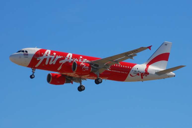 Avião do mesmo modelo do AirAsia que desapareceu na Indonésia