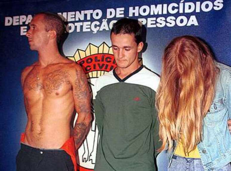 <p>Daniel Cravinhos (centro) foi responsável pela morte do casal Richthofen</p>