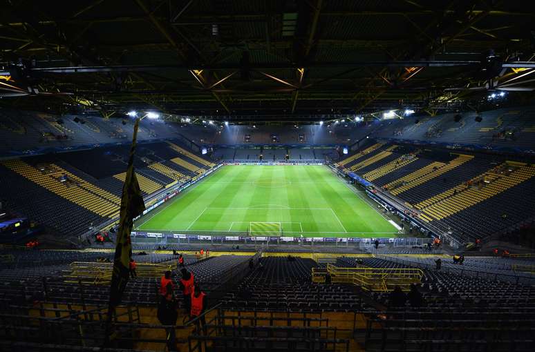 <p>Toda a vizinhan&ccedil;a do Signal-Iduna Park precisou ser evacuada ap&oacute;s descoberta de bomba em uma constru&ccedil;&atilde;o vizinha</p>