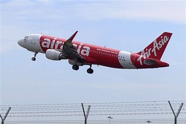 <p>O ministro do transporte da Indonésia anunciou que uma investigação será realizada e que os voos da AirAsia entre as duas cidades serão suspensos</p>