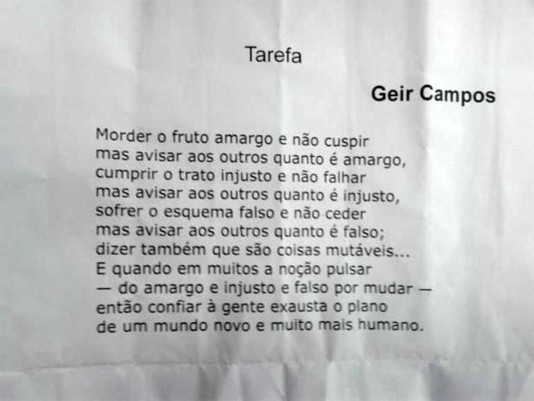 <p><span style="font-size: 15.4545450210571px;">Intitulado &lsquo;Tarefa&rsquo;, o poema de Campos, composto na d&eacute;cada de 50, come&ccedil;a assim: &ldquo;Morder o fruto amargo e n&atilde;o cuspir, mas avisar aos outros &nbsp;quanto &eacute; amargo ...&rdquo;</span></p>