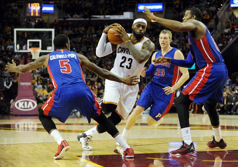 Lebron James teve dificuldades contra os Pistons