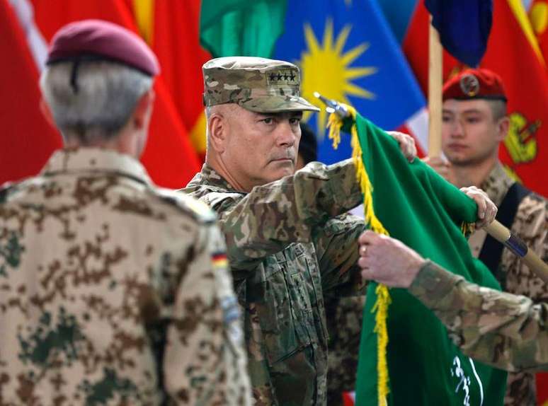 O general dos EUA, John Campbell, enrola a bandeira da Isaf durante cerimônia em Cabul. 28/12/2014