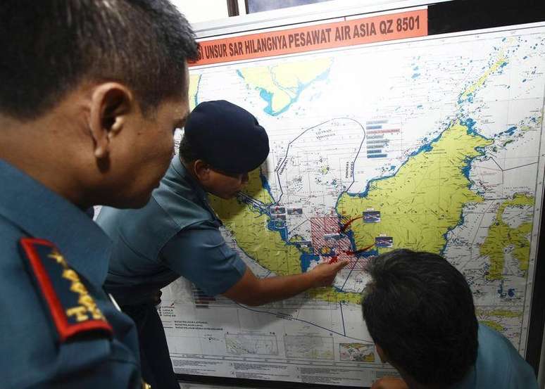 Soldados trabalham em mapa da Indonésia em busca por avião da AirAsia.  29/12/2014.