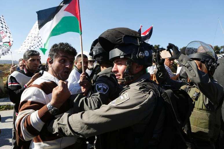 Manifestante palestino discute com soldado israelense durante protesto contra assentamentos em Belém.  27/12/2014.