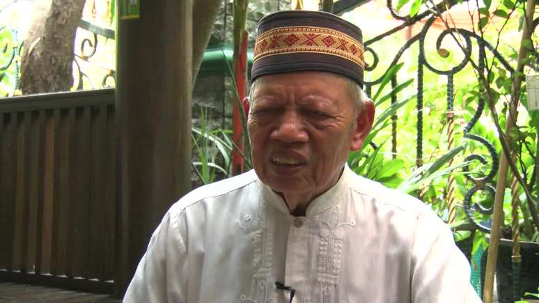 Suwarto, pai de Iriyanto, piloto do avião da AirAsia que desapareceu no domingo