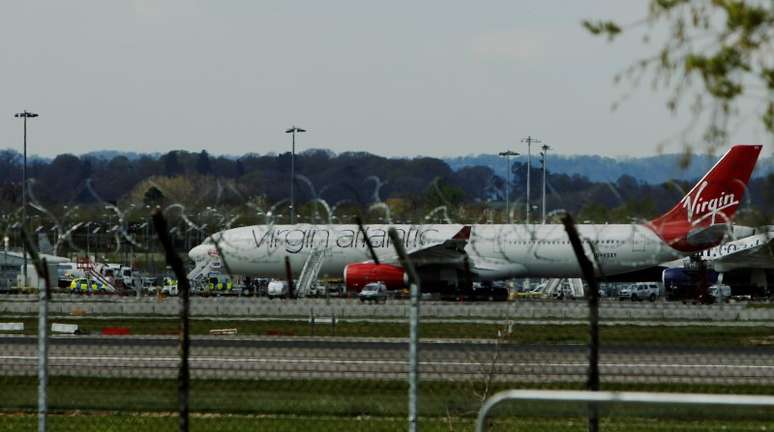 Um avião Virgin Atlantic fez um pouso de emergência no aeroporto de Gatwick, em Londres, depois de ter problemas com o trem de pouso