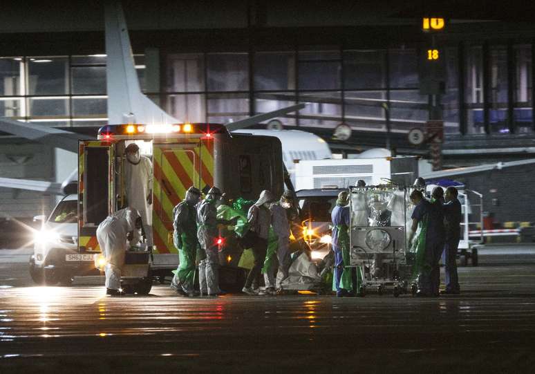 Paciente com ebola é transferida do aeroporto de Glasgow, na Escócia, para Londres, onde fará tratamento no hospital Royal Free