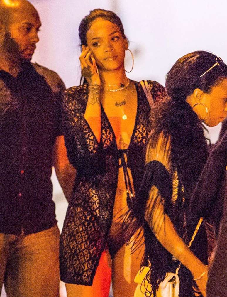 Rihanna circula sem sutiã em ilha no Caribe 