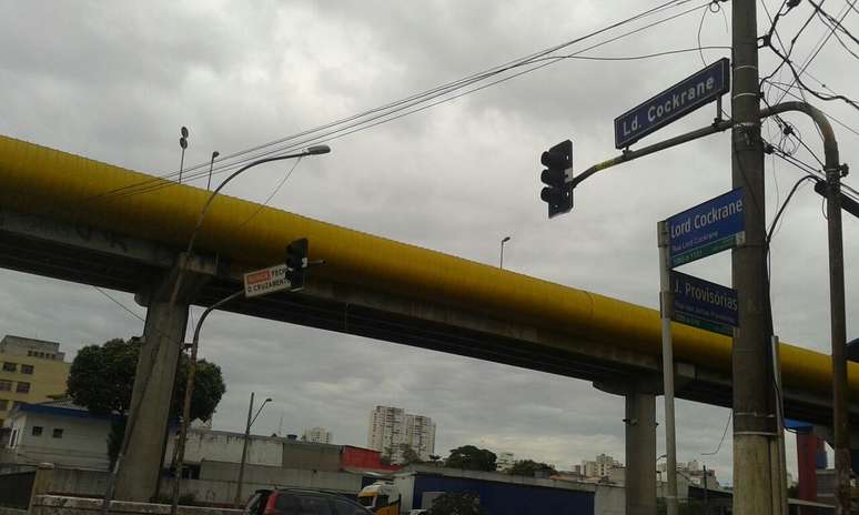 <p>Semáforo entre a rua Lorde Cockrane e a avenida das Juntas Provisórias permanecia queimado nesta terça; estrutura parou de funcionar após a chuva que atingiu a cidade na madrugada de domingo para segunda-feira</p>