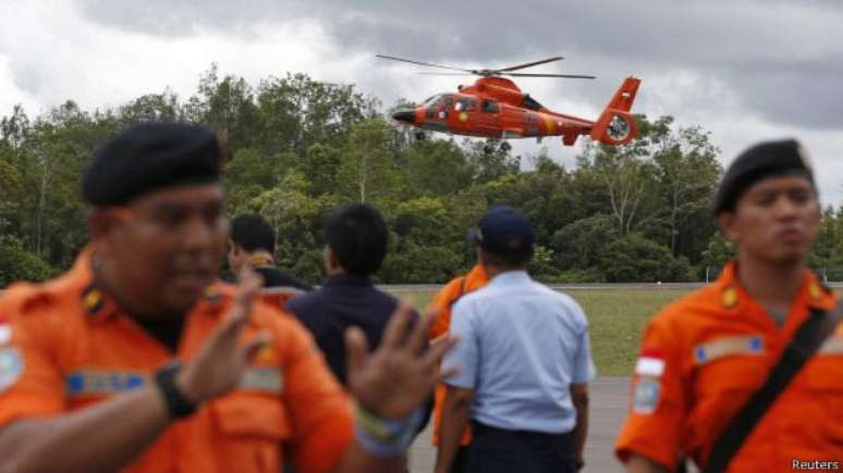 Com tempo ruim, helicóptero leva corpos para aeroporto