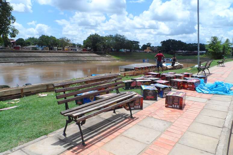 <p>Fogos de artifício são dispostos no bairro da Base para a comemoração de Ano-Novo</p>