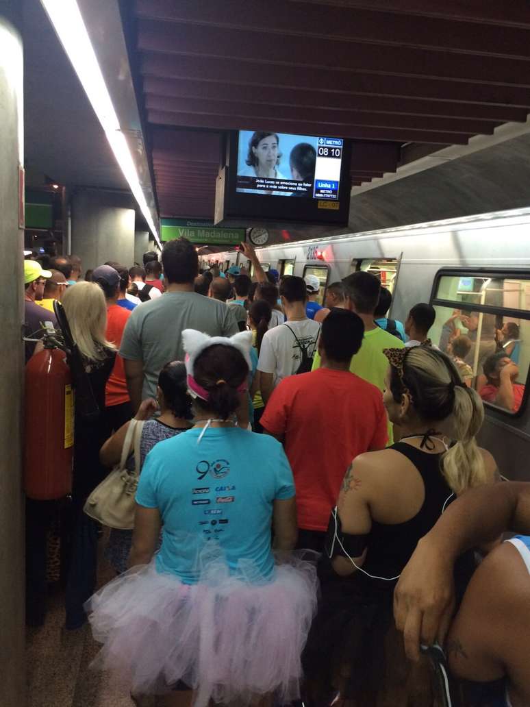 Metrô tem horário de pico com corredores e fantasias de todo o Brasil