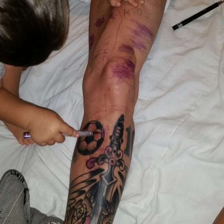 <p>Messi fez uma tatuagem elaborada na perna esquerda; filho do astro brincou ao tentar pintar o desenho</p>