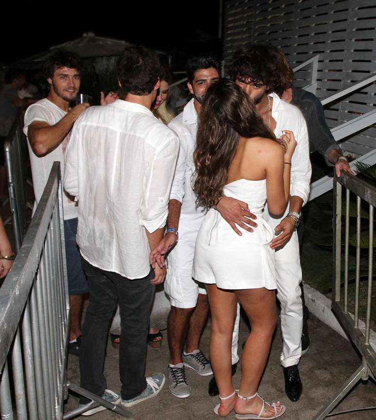 Bruna Marquezine troca beijos com namorado 