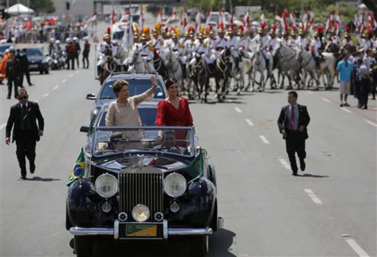 <p>Dilma Rousseff desfila ao lado da filha em Rolls Royce presidencial durante cerimônia de posse</p>
