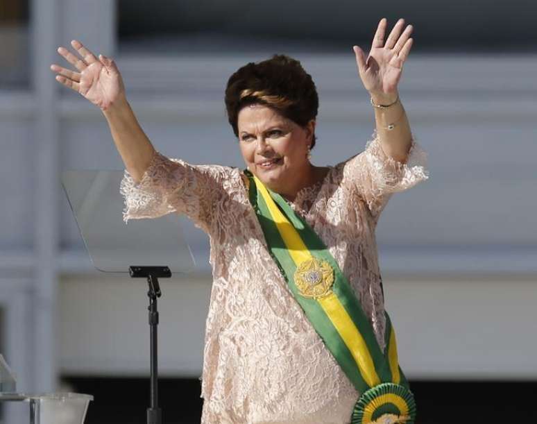 Presidente Dilma Rousseff acena para multidão durante cerimônia de posse em Brasília. 01/01/2015