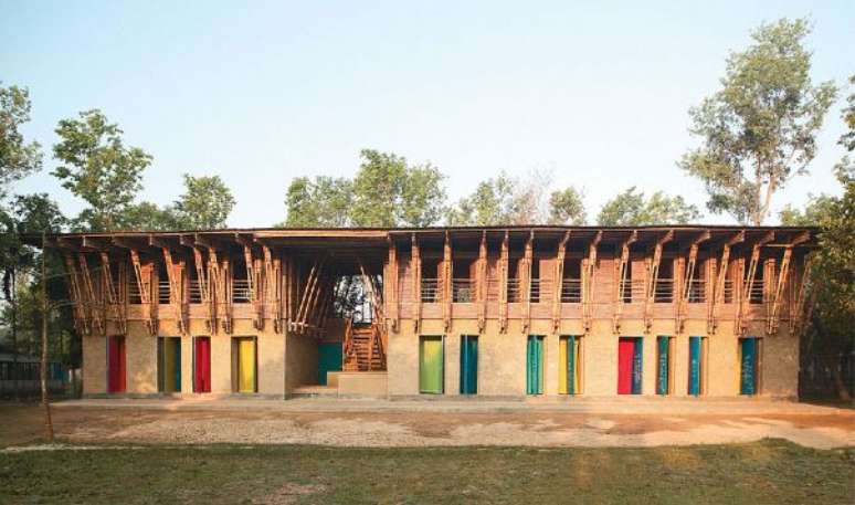 <p>A Modern Education as Training Institute foi construída com mais de 400 toneladas de barro e bambu </p>