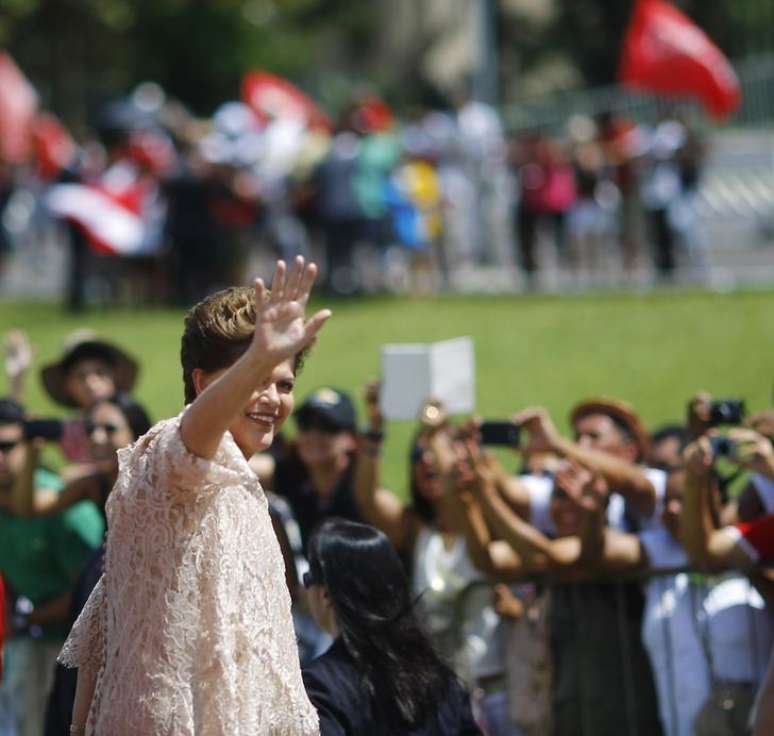 <p>Presidente Dilma Rousseff acena para multidão presente na cerimônia de posse</p>